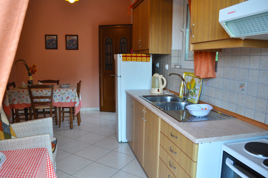 APARTMENT B: completely furnished kitchen